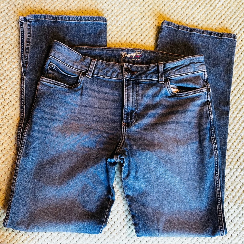 Wrangler Women’s Classic Indigo Straight Jeans